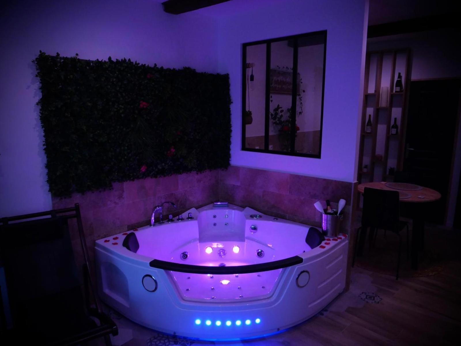 Maison Prestige Le Donjon Des Plaisirs Jacuzzi Montluel Exterior foto